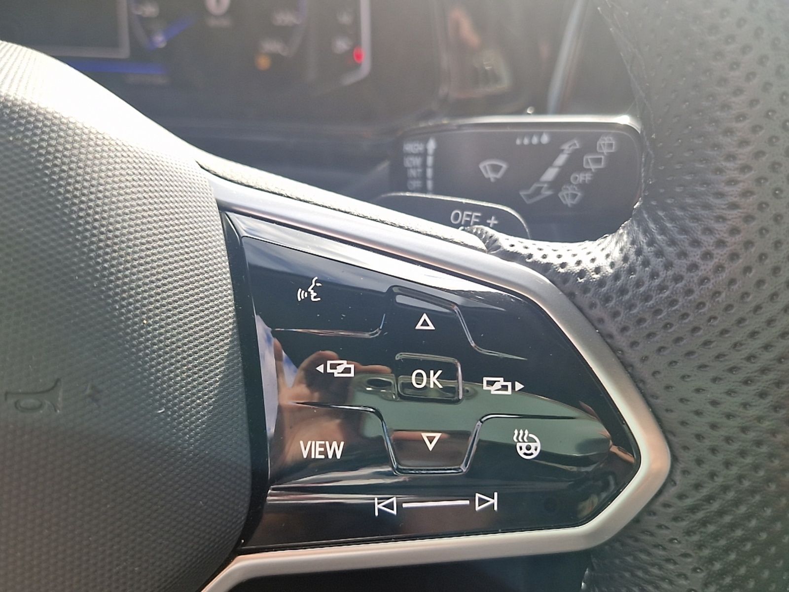 Fahrzeugabbildung Volkswagen T-Roc R-Line DSG MATRIX ACC STHZ RFK SHZ AID