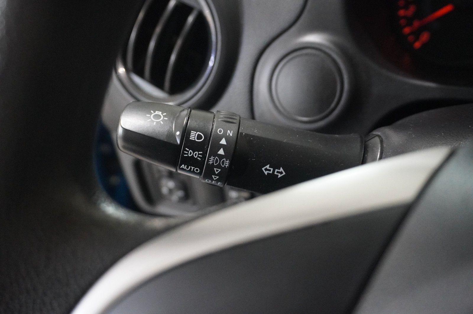 Fahrzeugabbildung Mitsubishi Space Star 1.2 SPIRIT 5-TÜR KLIMA/USB/CD/TÜV-NEU