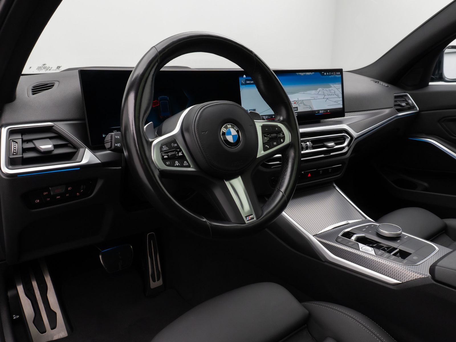 Fahrzeugabbildung BMW 318d M Sport Panorama Kamera HUD DAB HiFi AHK