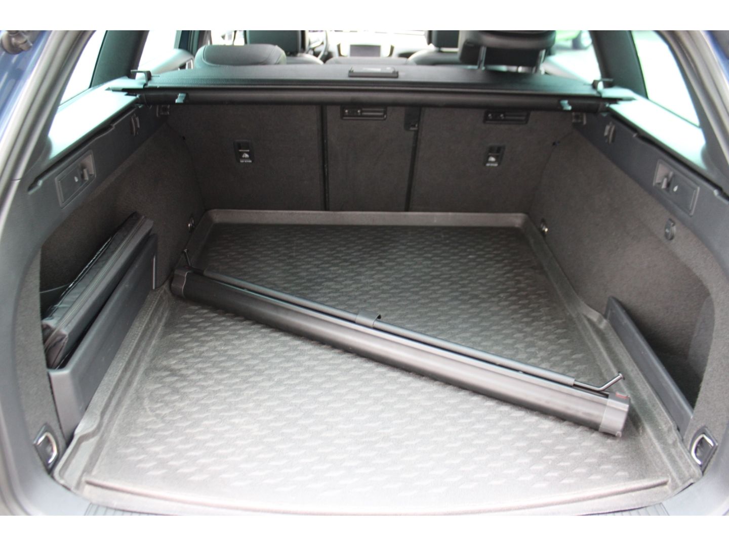 Fahrzeugabbildung Volkswagen Passat Variant Highline R-Line LED ACC StHZg Led