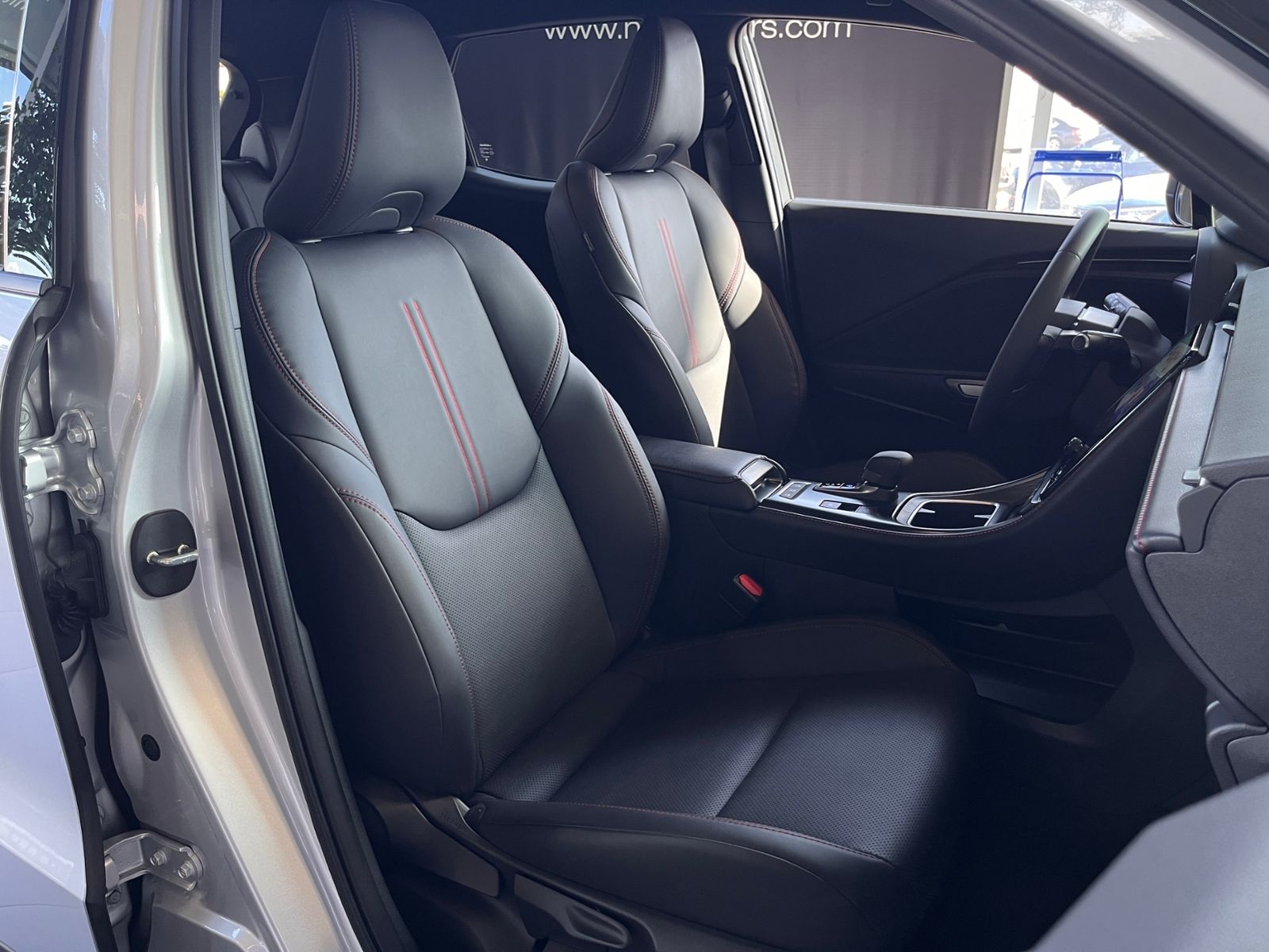 Fahrzeugabbildung Lexus LBX FWD Emotion LED NAV SHZ RFK 18"