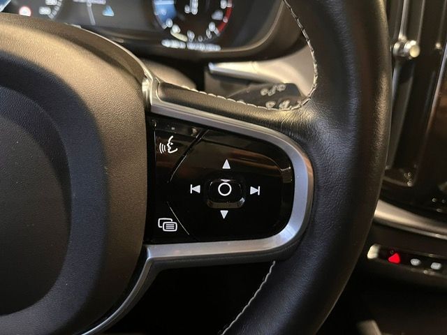 Fahrzeugabbildung Volvo XC60 Momentum Pro 2WD NAVI LEDER ALU