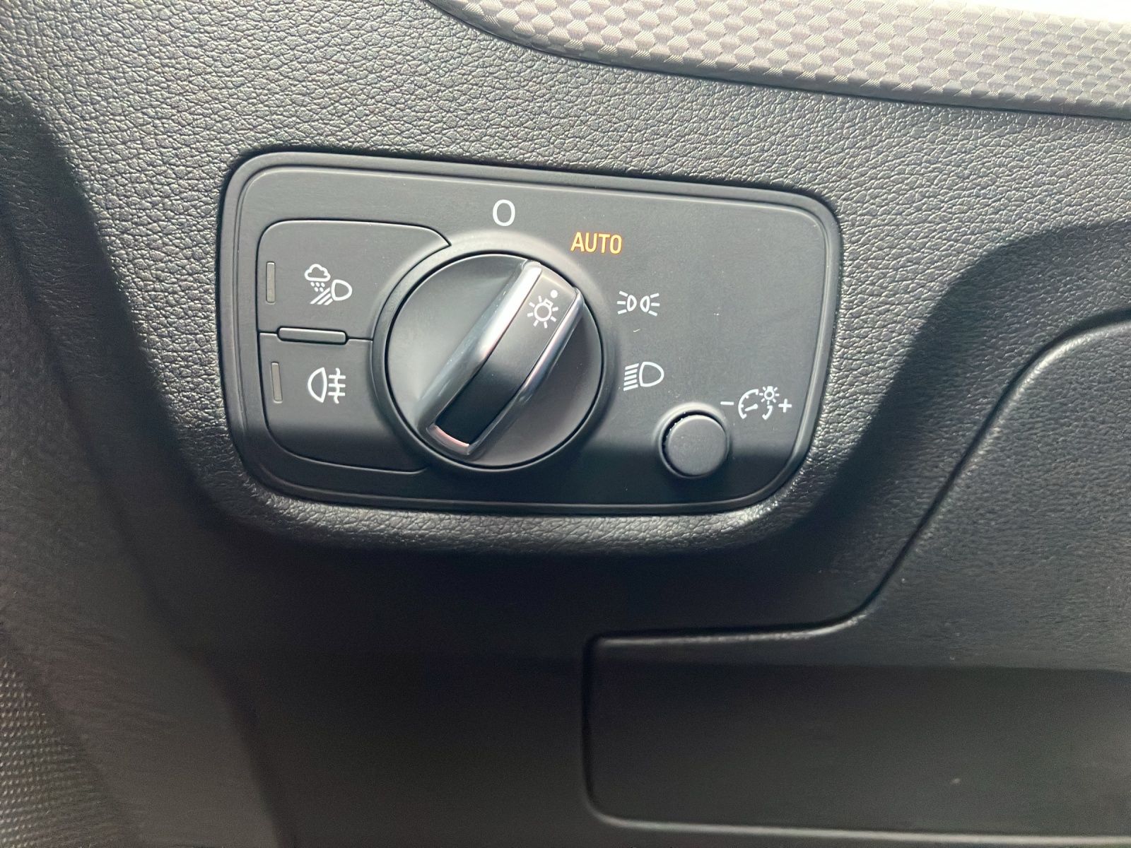 Fahrzeugabbildung Audi Q2 35 TFSI advanced S tronic Matrix Vorb. AHZV