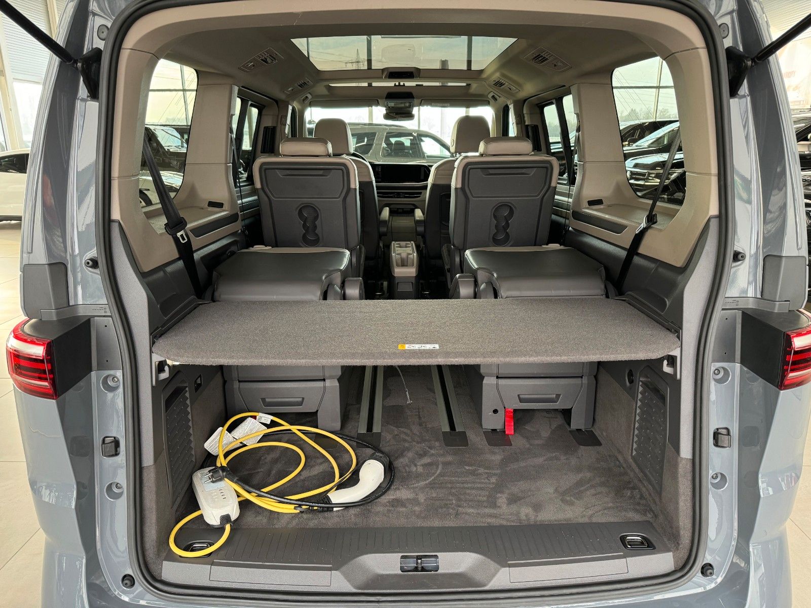 Fahrzeugabbildung Volkswagen T7 Multivan LANG 1.4 TSI eHybrid Life "AHK PANO"