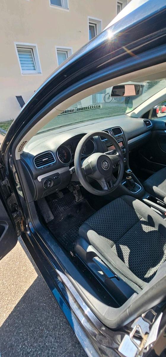 Volkswagen Golf 2010 — interior