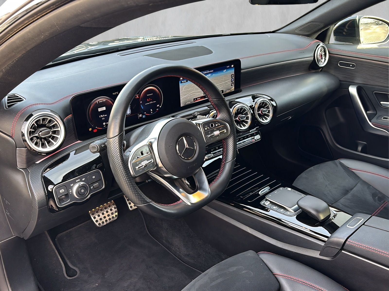 Fahrzeugabbildung Mercedes-Benz CLA 200 Shooting Brake AMG LINE NIGHT LED DSC
