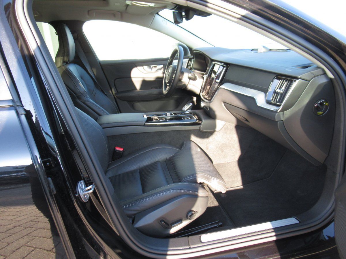 Volvo V60 T8 Recharge AWD Ultra Dark Automatik foto 9