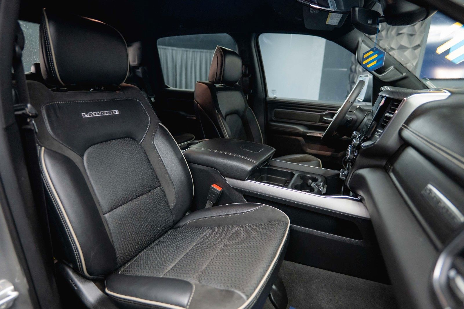 Fahrzeugabbildung Dodge RAM 5.7 V8 HEMI 4x4 NIGHT Laramie ARMY STYLE 19%