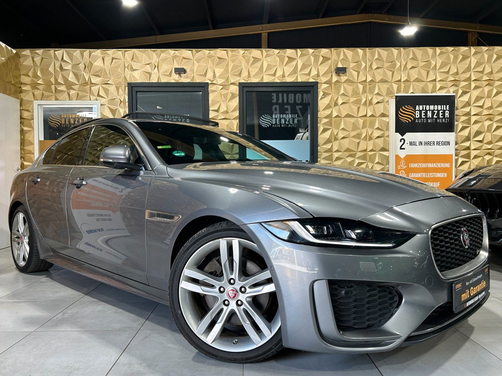 Fahrzeugabbildung Jaguar XE R-Dynamic SE AWD/HEAD-UP/KAMERA/NAVI/APPLE
