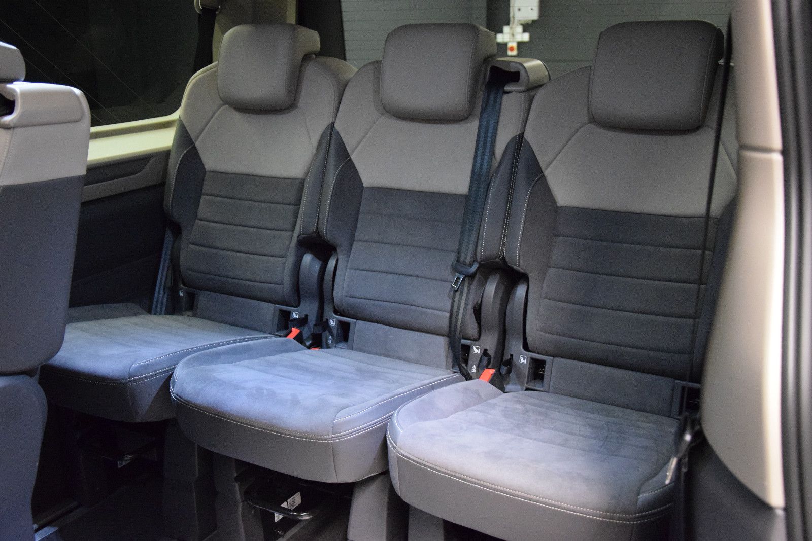 Fahrzeugabbildung Volkswagen T7 Multivan Pano ACC AHK DCC HK HuD 3-Zonen