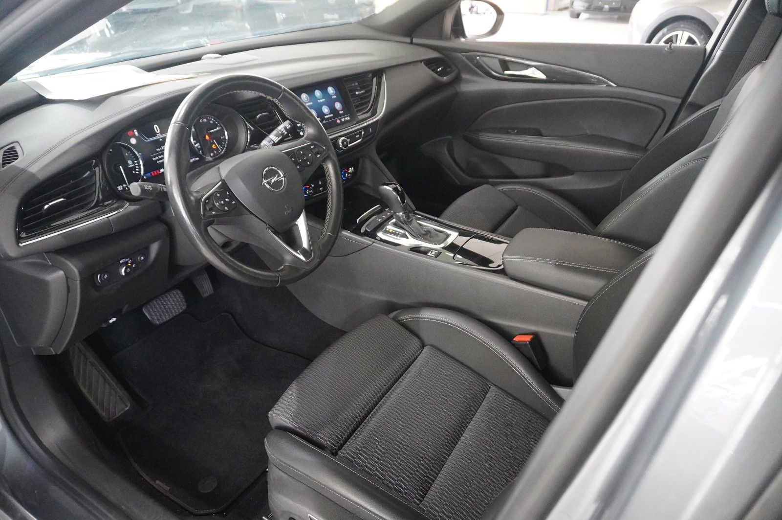 Fahrzeugabbildung Opel Insignia B ST 2.0D ELEGANCE NAVI/SH/KAMERA/SPORT
