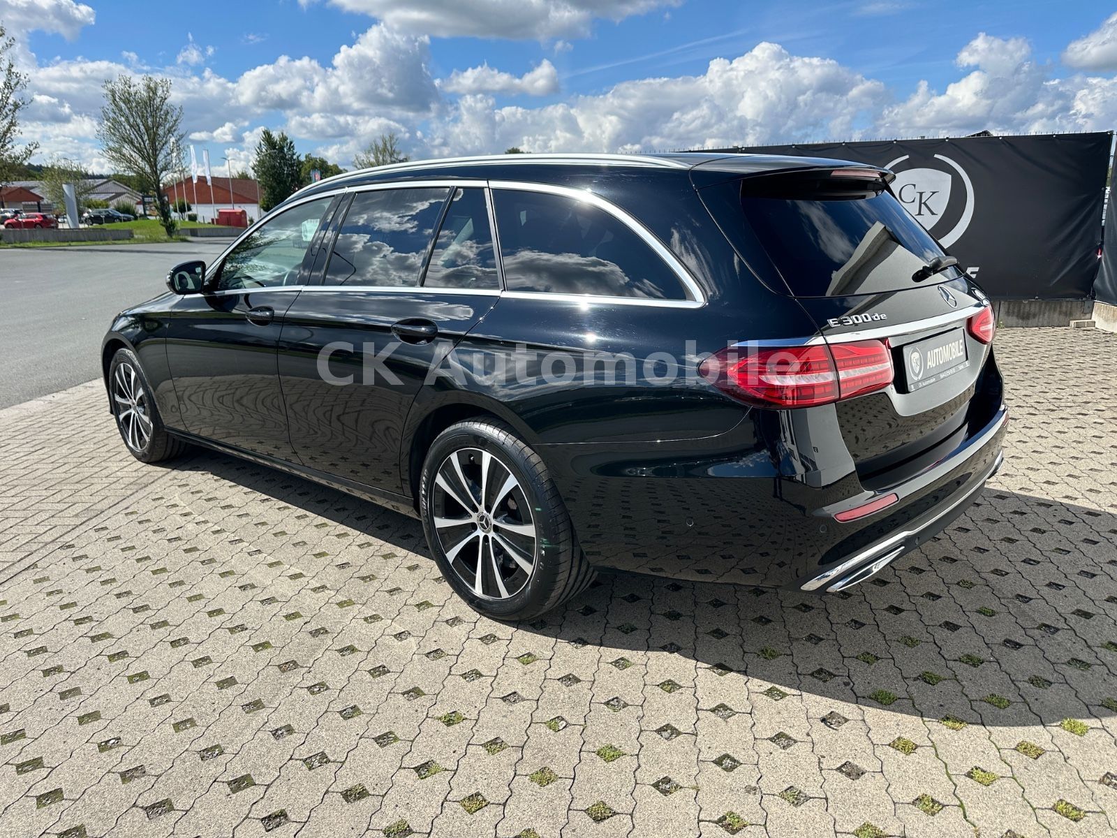 Fahrzeugabbildung Mercedes-Benz E 300de T-Modell Avantgarde/Widescreen/LED/AHK