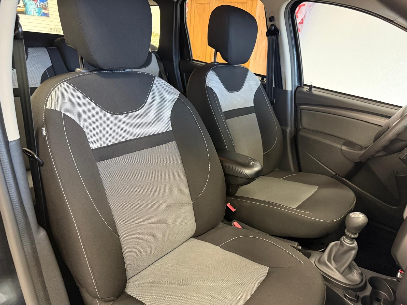 Fahrzeugabbildung Dacia Duster I Laureate /8.FACH BEREIFT/NAVI/KLIMA/AHK