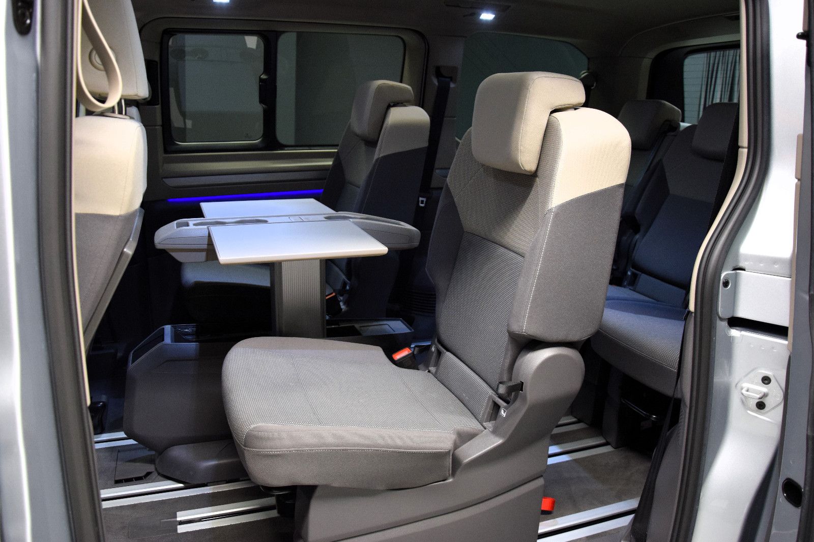 Fahrzeugabbildung Volkswagen T7 Multivan Edition vis-a-vis Standhzg Pano ACC