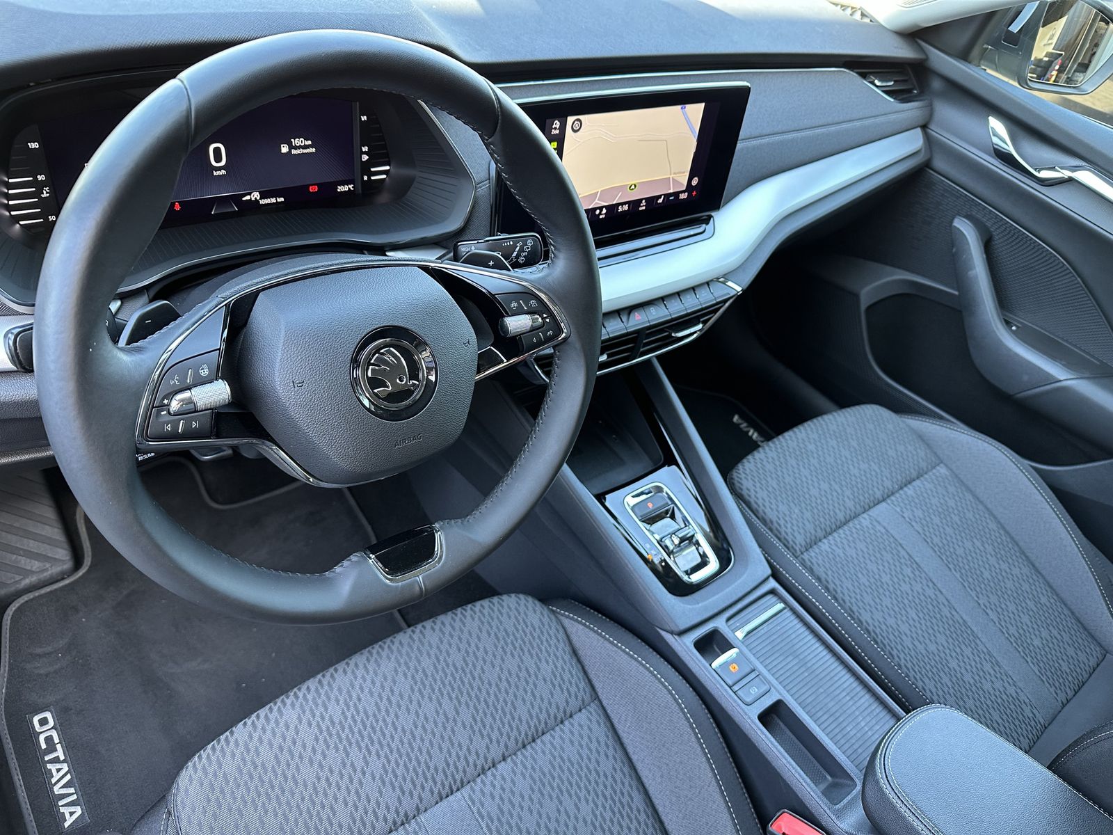 Fahrzeugabbildung SKODA Octavia Combi 2.0 TDI DSG FirstEd NAV+MATRIX+ACC