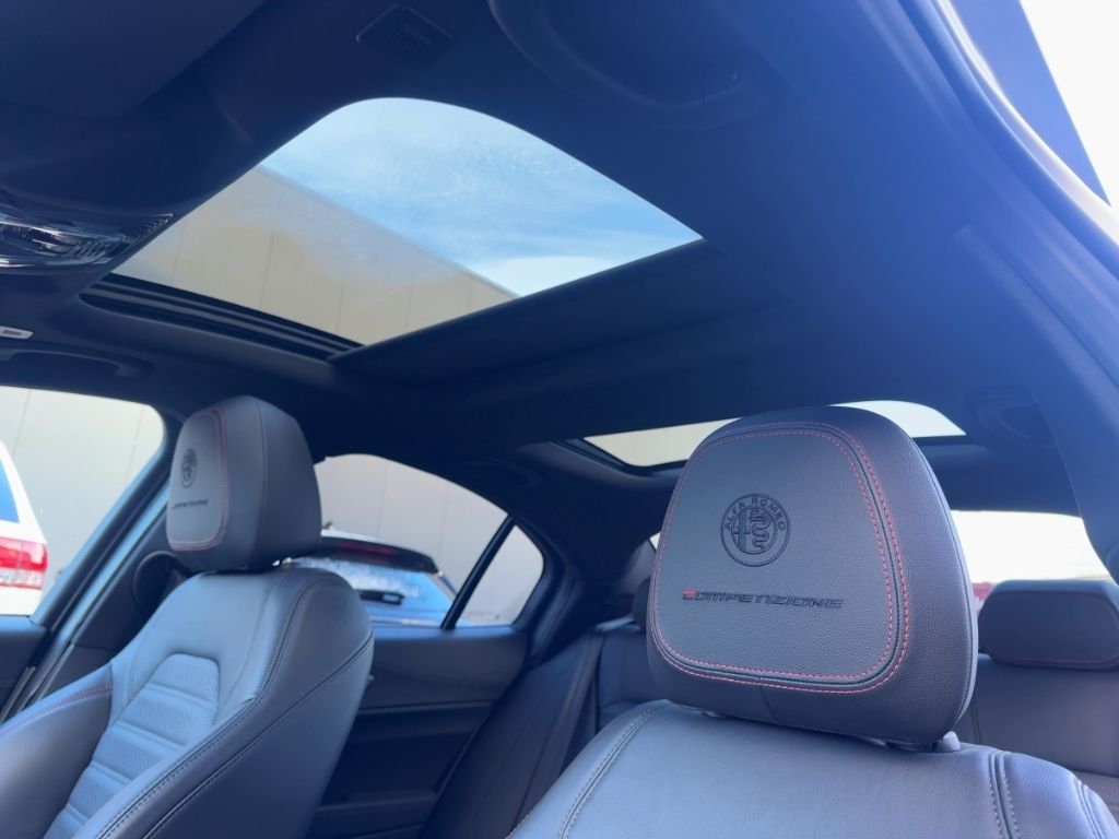 Fahrzeugabbildung Alfa Romeo Giulia Competizi.Matt Silber (ab Werk) Limitiert