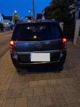 Opel zafira 1.6 benzin  7 stizer 2009 - Opel Zafira Gebrauchtwagen in Frankfurt