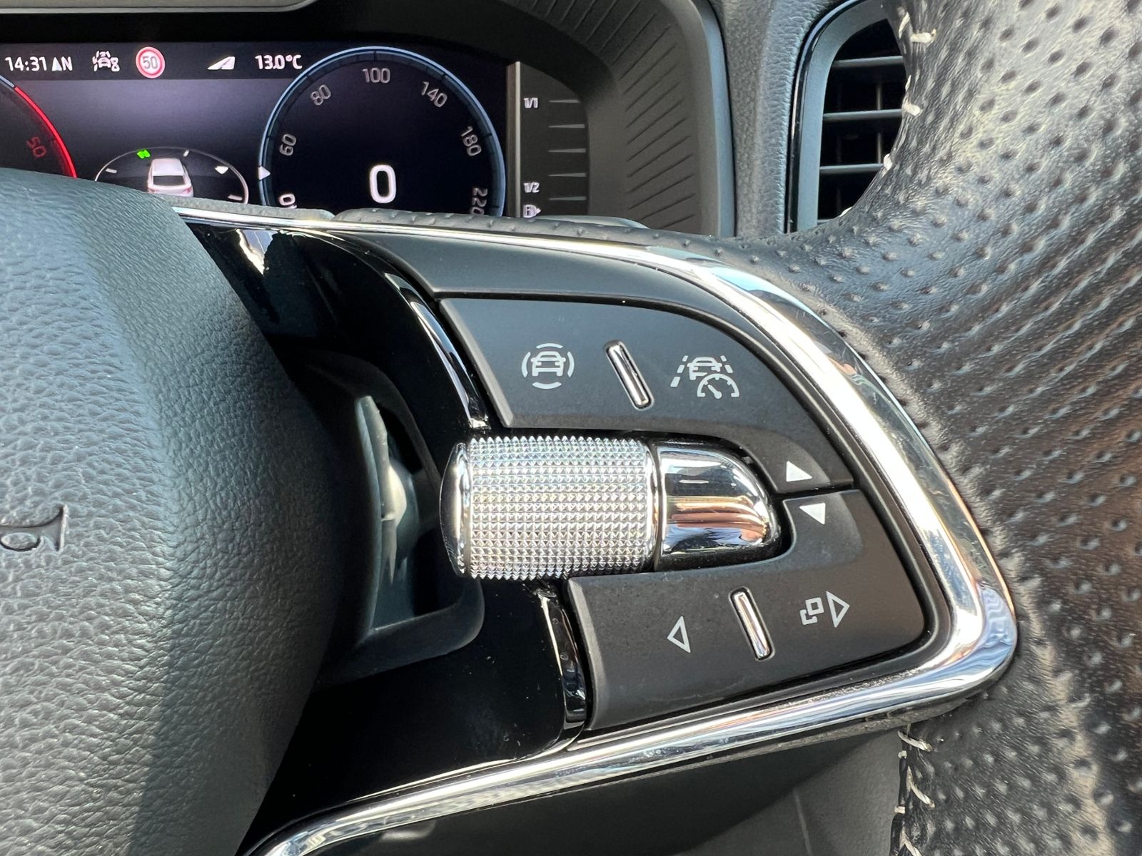 Fahrzeugabbildung SKODA Karoq Sportline 2.0 TDI DSG 4x4 "AHK, Matrix-LED