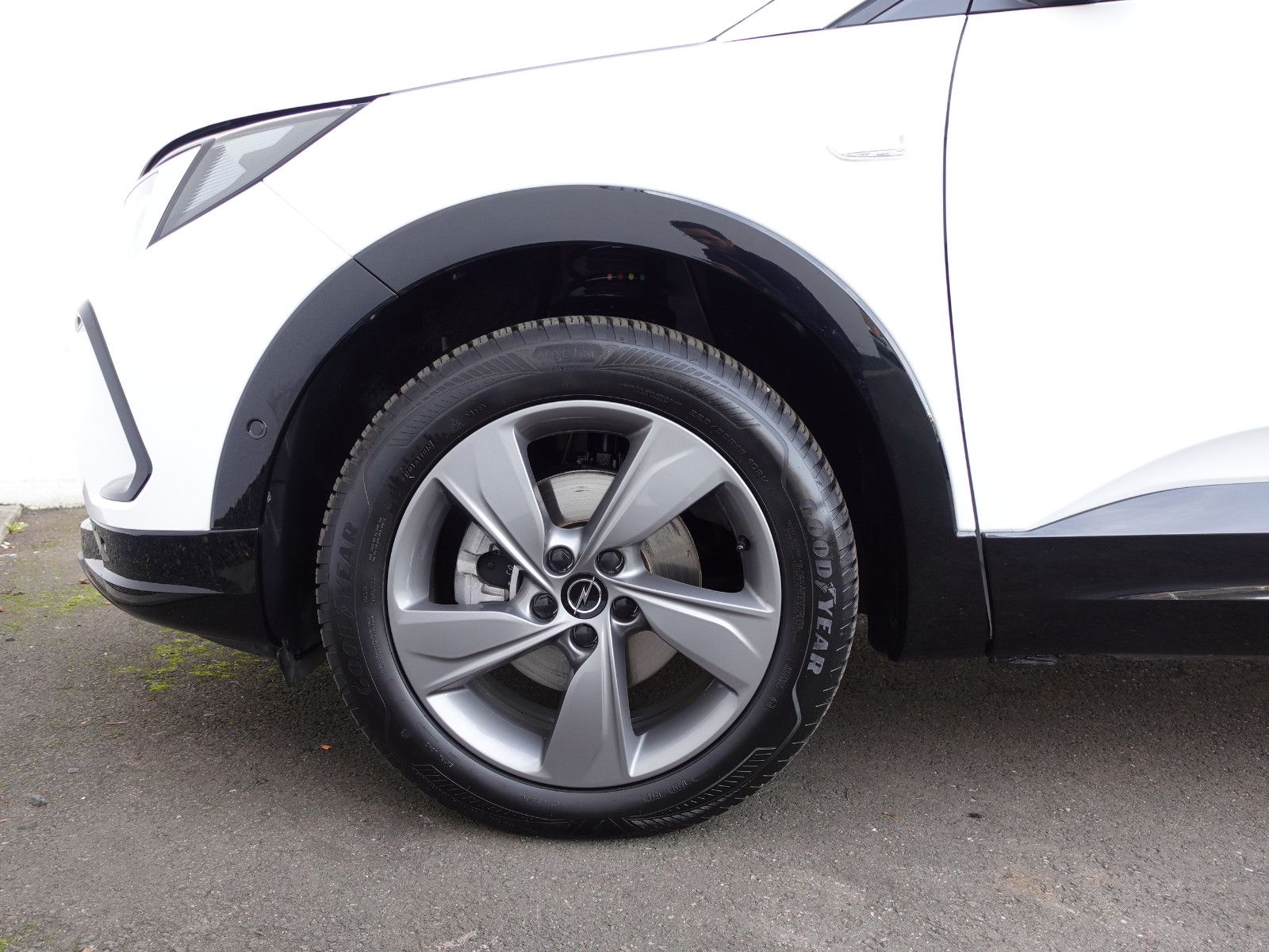 Fahrzeugabbildung Opel Grandland 1.2T AUTOMATIK,AHK,Navi,Kamera,Sitzhzg