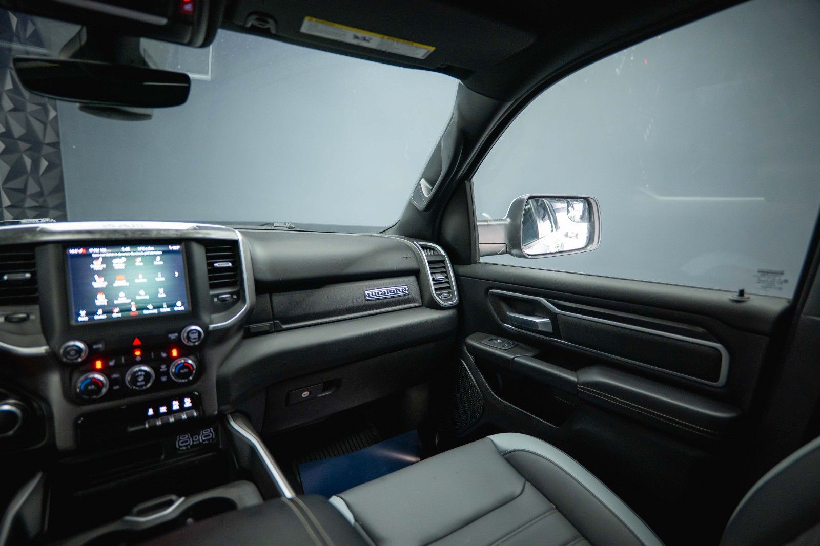 Fahrzeugabbildung Dodge RAM 5.7 V8 HEMI 4x4 OFFROAD Night-Paket *LED*