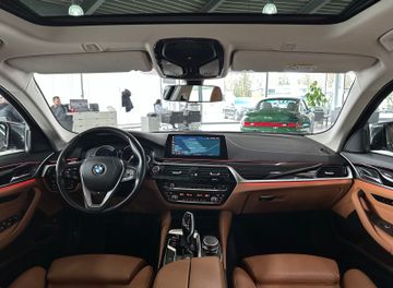 Fahrzeugabbildung BMW 530d xD Luxury Line ACC HUD Kamera Panorama DAB