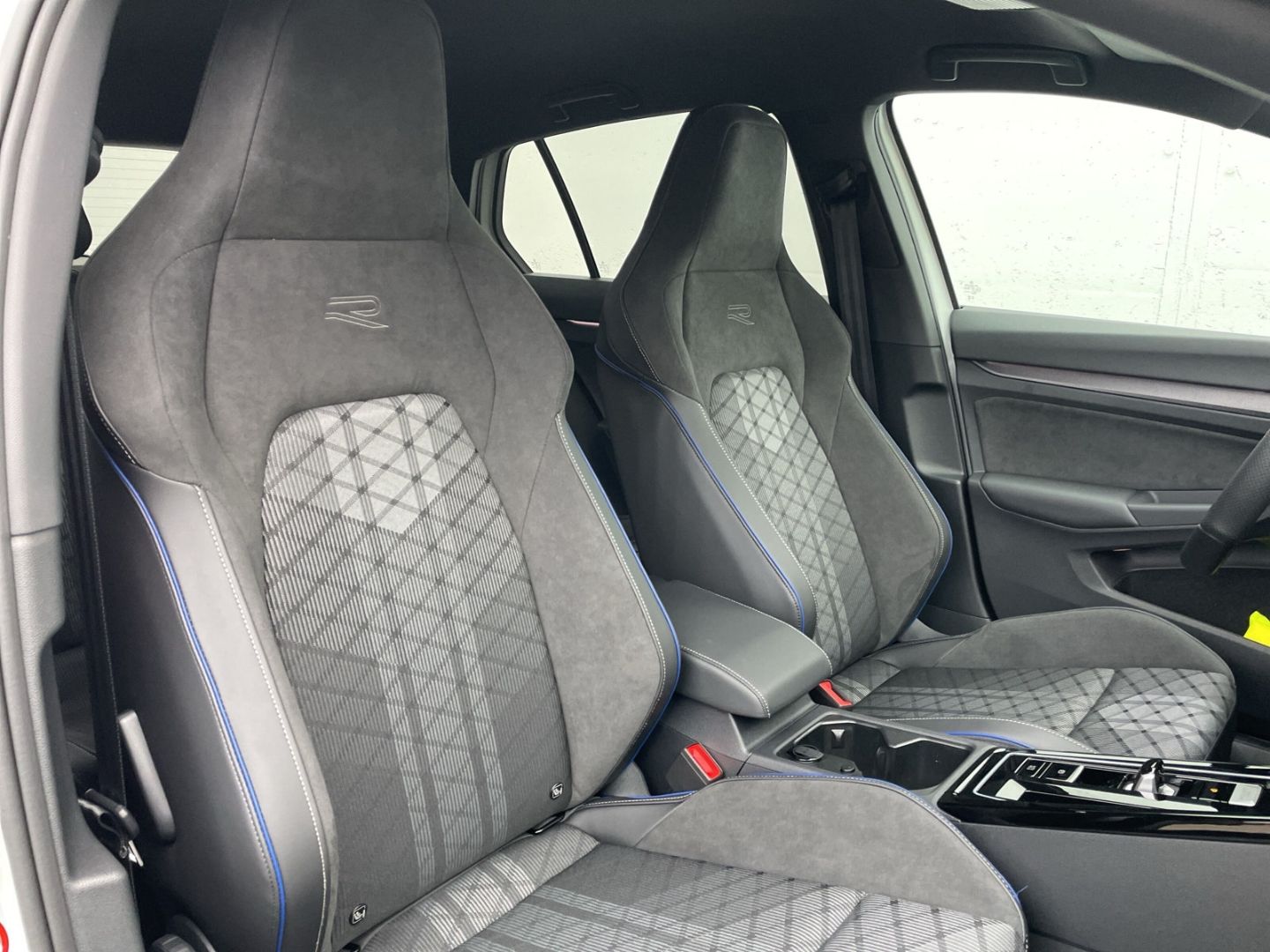 Golf VIII R-Line 1.5 eTSI DSG Black Style Kamera