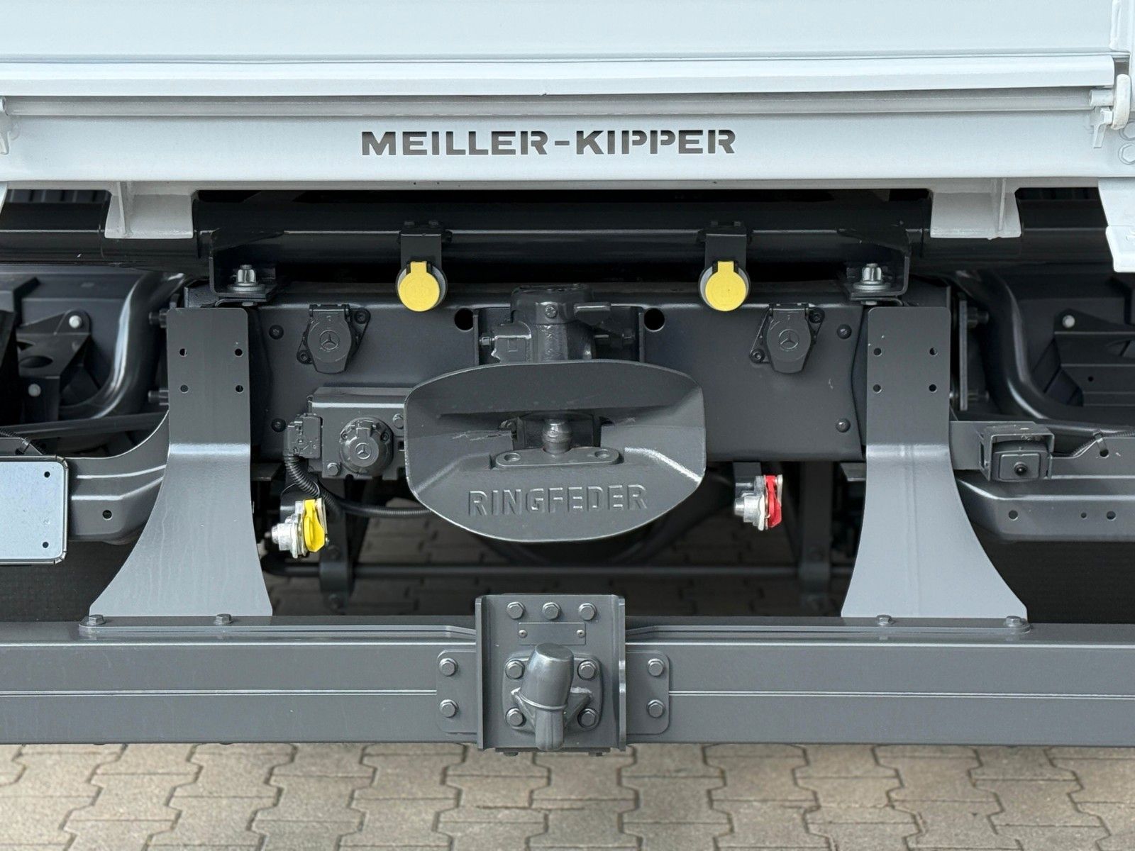Fahrzeugabbildung Mercedes-Benz 923 Atego Dreiseitenkipper MEILLER HIAB 072 DS2