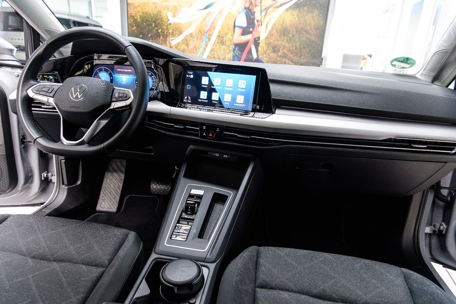 Fahrzeugabbildung Volkswagen Golf VIII Life +STHZ+LED+SHZ+NAVI+PANO+HEADUP