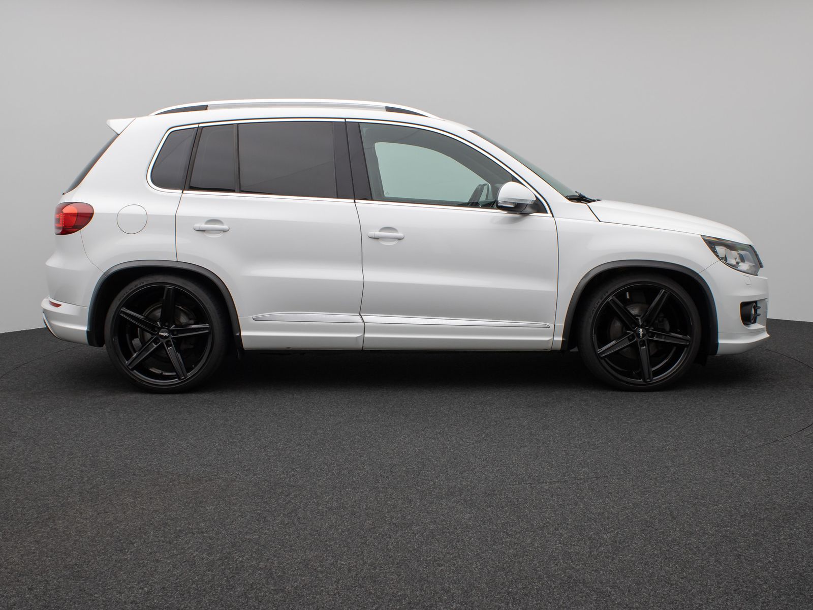 Fahrzeugabbildung Volkswagen Tiguan R-Line Xenon DAB Sitzhzg. AHK 8FACH