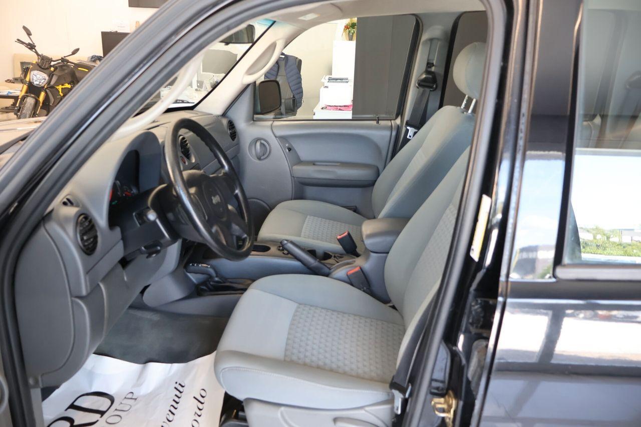 Jeep Cherokee 2006 — photo 9