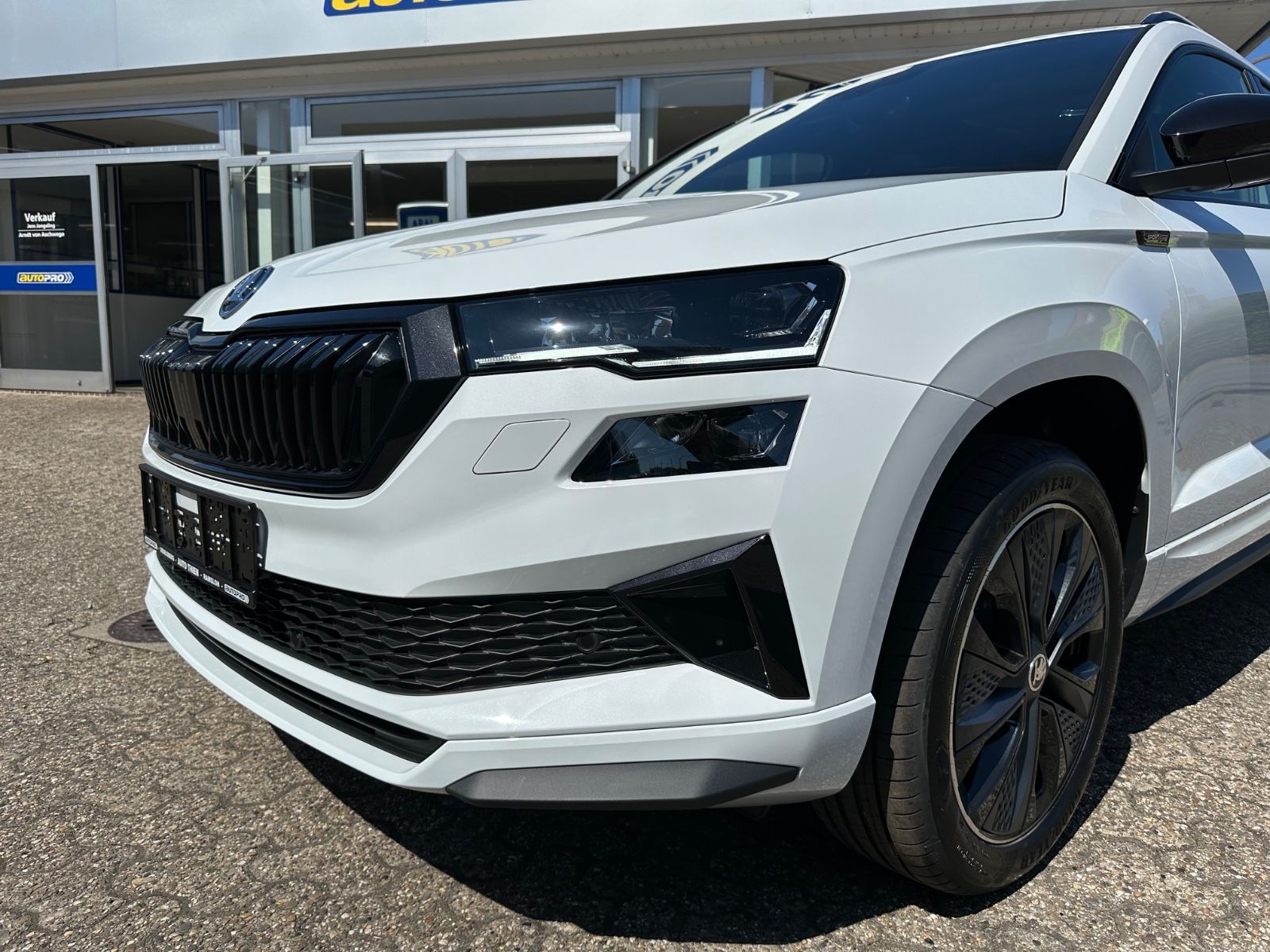 Fahrzeugabbildung SKODA Karoq 1.5 TSI Sportline DSG Pano/AHK/Navi/Matrix