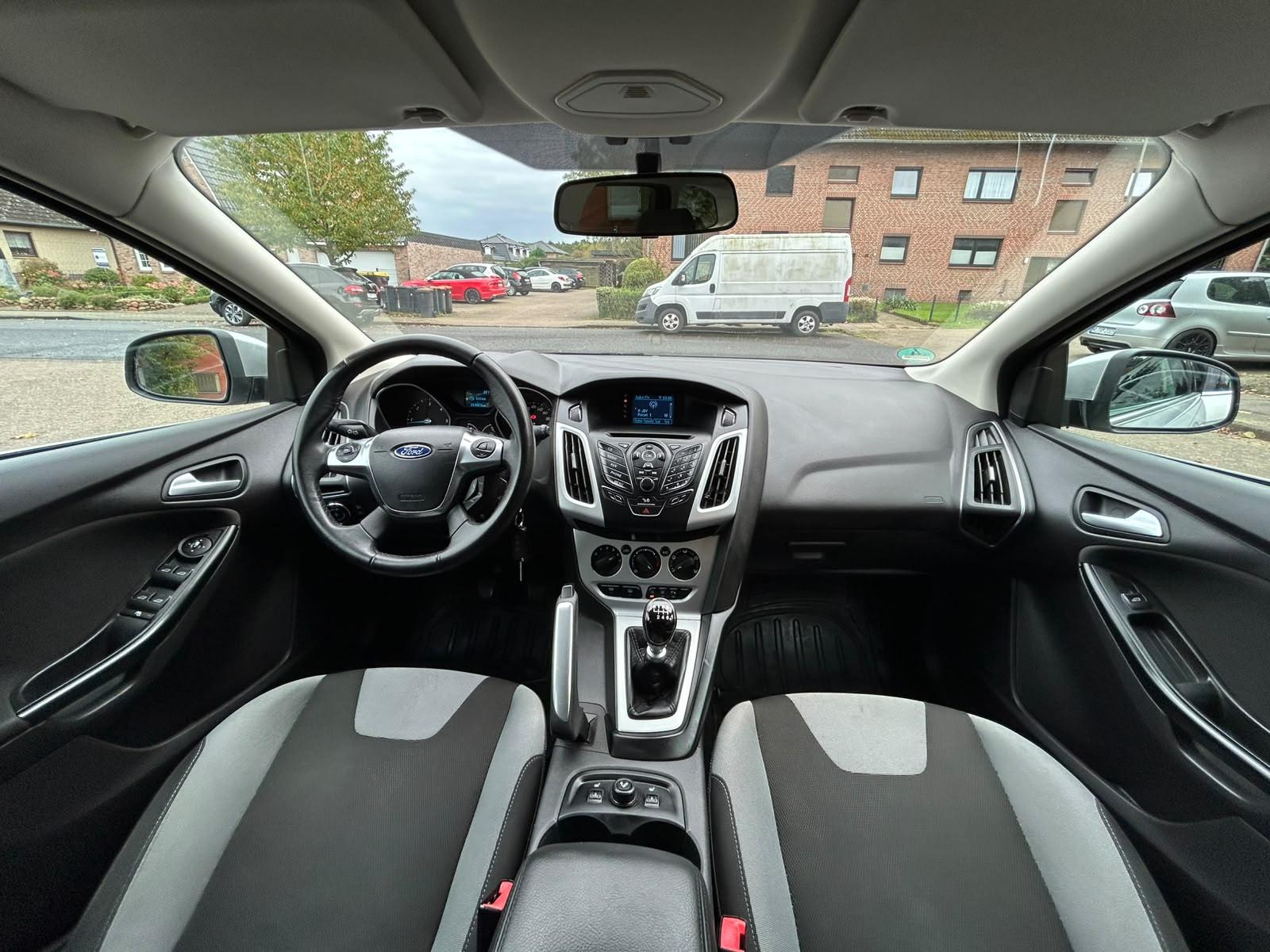 Ford Focus 2012 — photo 10