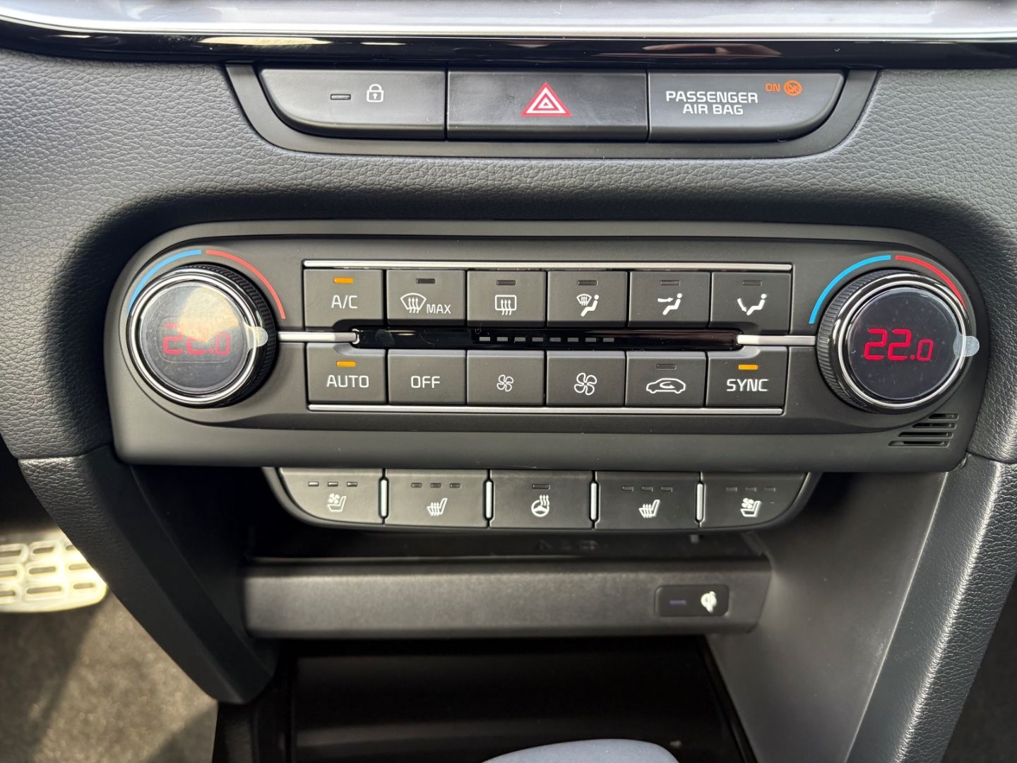 Fahrzeugabbildung Kia Ceed_sw Platinum Edition 1.5 T-GDI P4 TotWinkAss