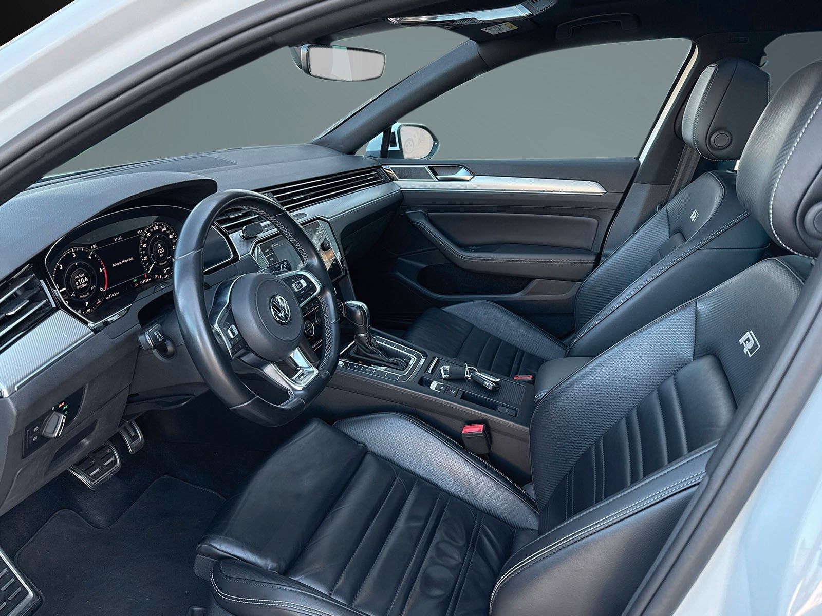 Fahrzeugabbildung Volkswagen Passat Variant R-Line *Standheizung*Pano*AHK*ACC