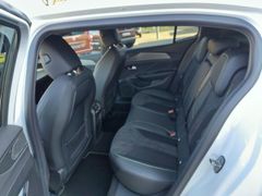 Fahrzeugabbildung Peugeot 408 Hybrid 136 GT Focal, Alcantara, 360° Kamera