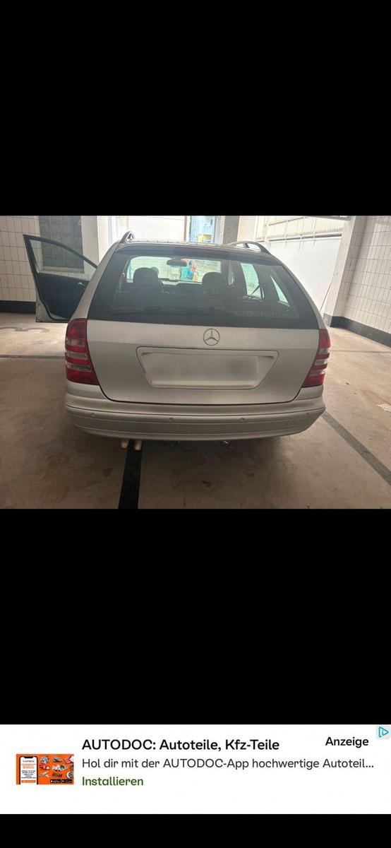 Mercedes-Benz C220 2006 — rear view