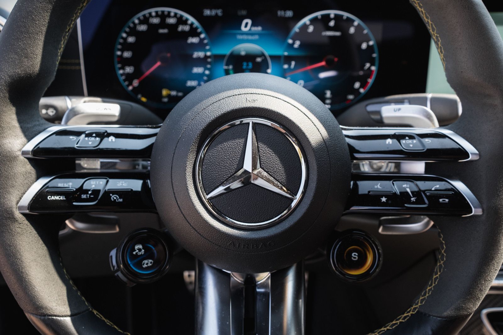Fahrzeugabbildung Mercedes-Benz E 63 AMG S-Steuer -Dt.Auto-Keramik-Sonderfarbe