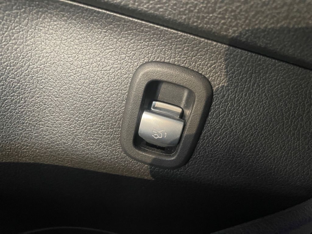 Fahrzeugabbildung Mercedes-Benz C 300 d AMG ACC SDHZ Sitzklima HUD LED Sport DAB