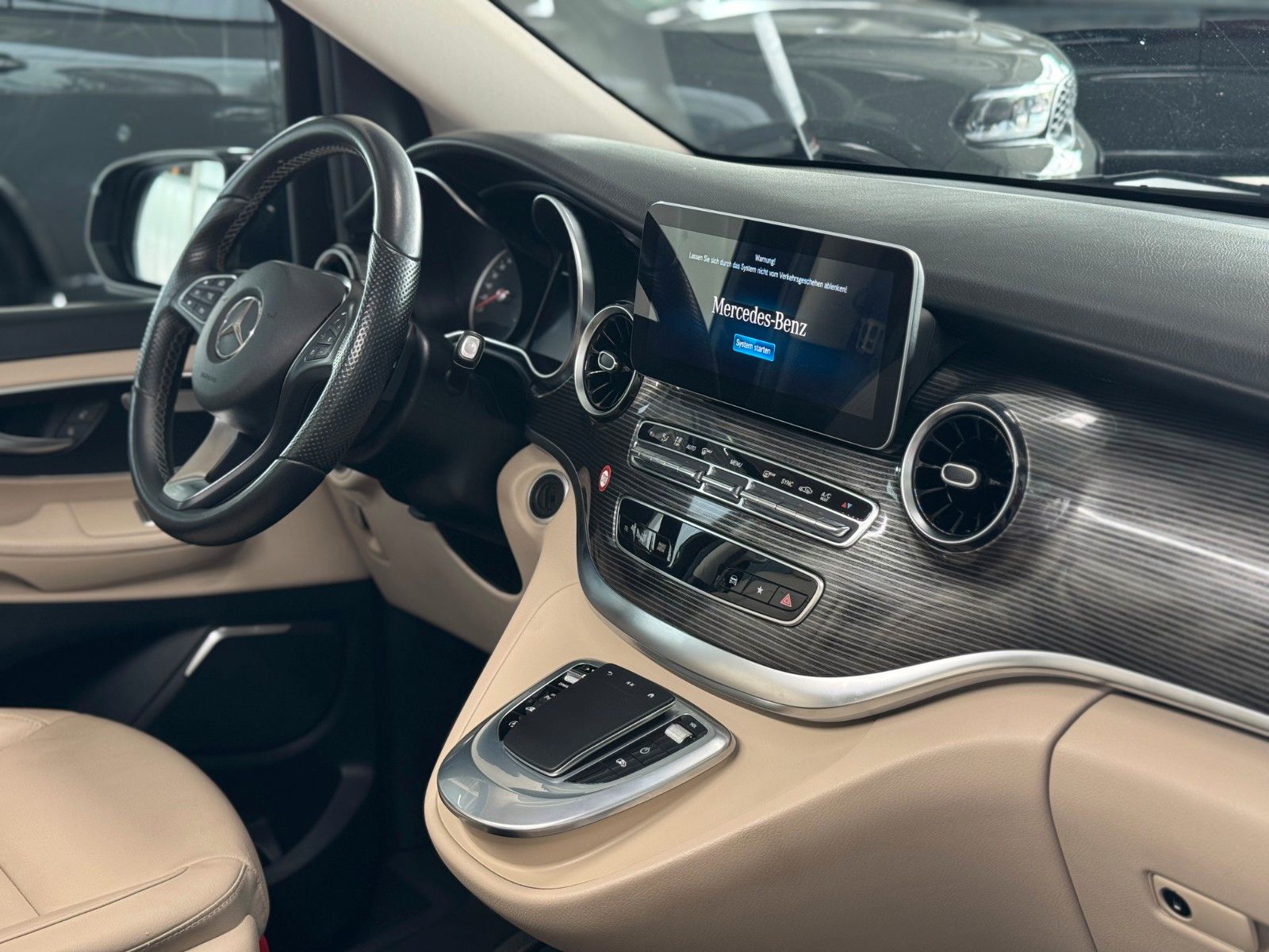 Fahrzeugabbildung Mercedes-Benz V-Klasse V 250d AVANTGARDE EDITION lang "AHK"