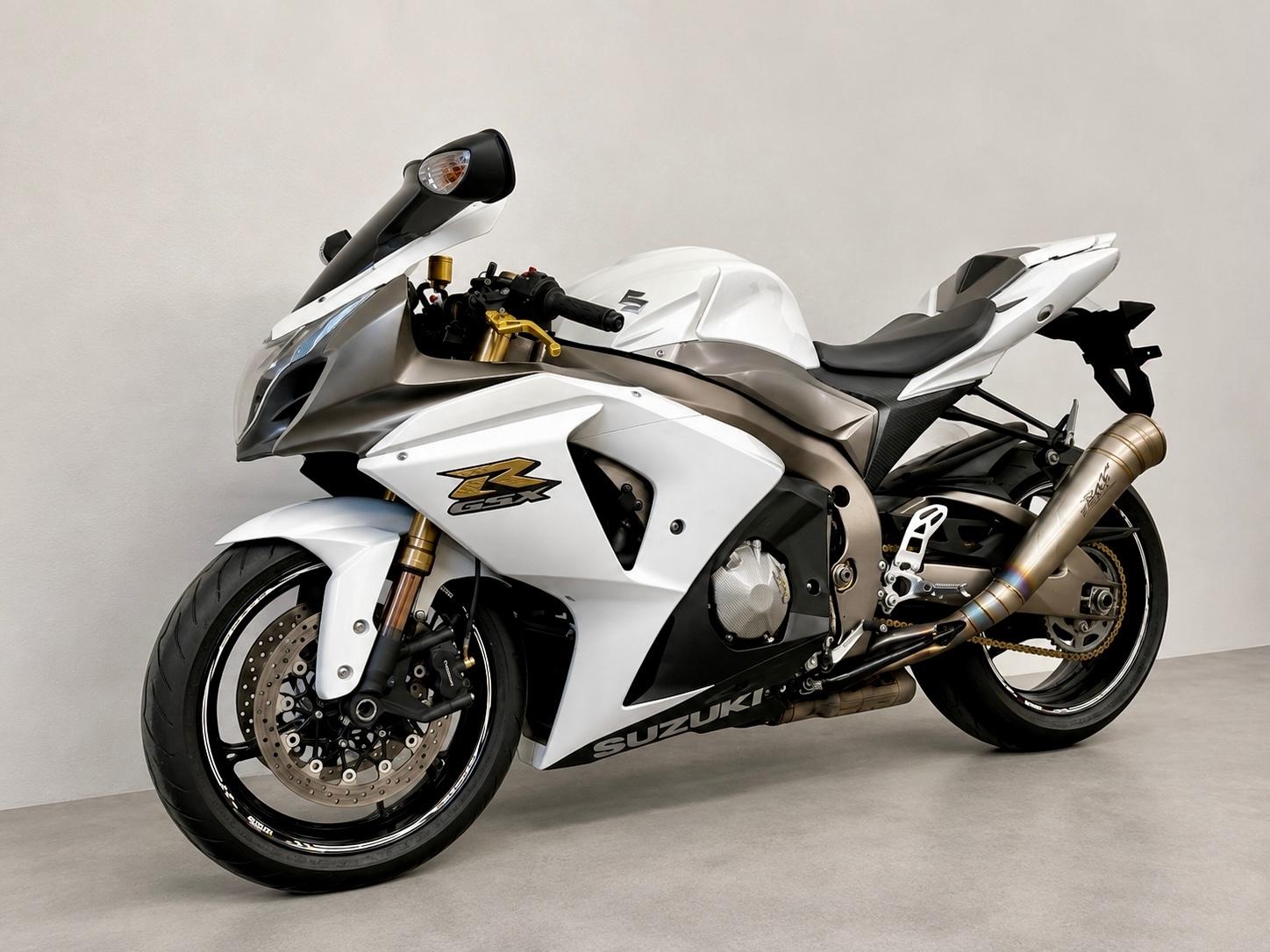 Suzuki GSX-R 1000 Z 25th Anniversary Edition | 1. Hand