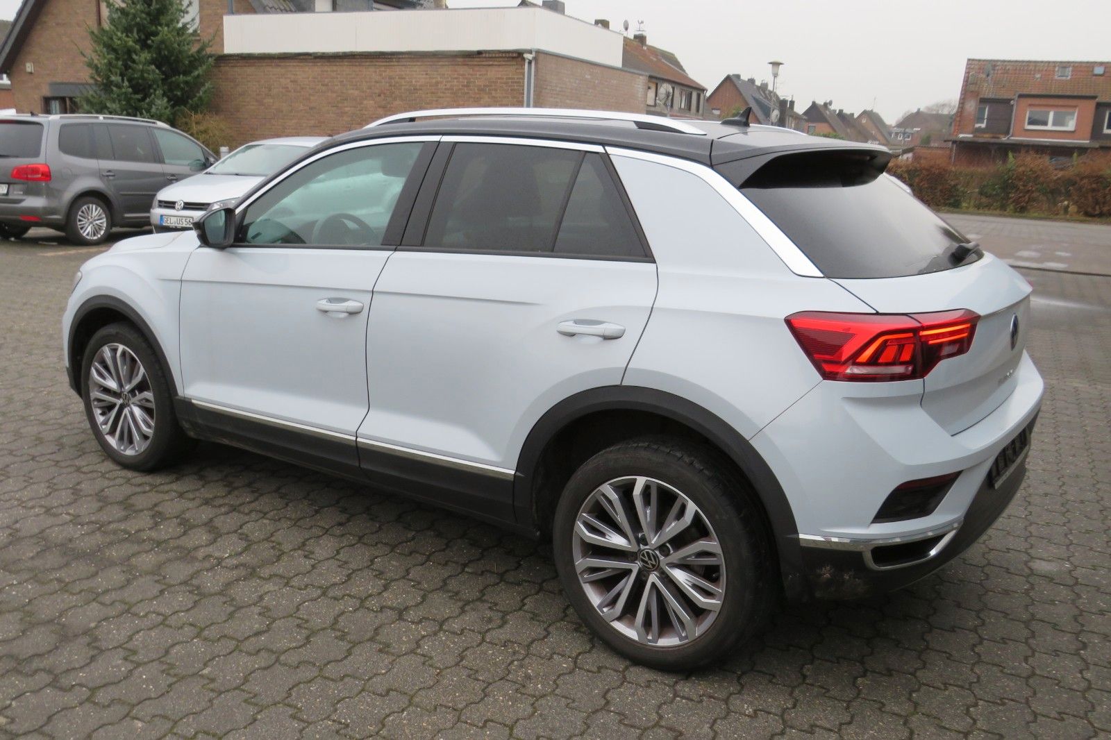 Fahrzeugabbildung Volkswagen T-Roc Sport R-LINE PANO 18`LED NAVI APP 1.HD