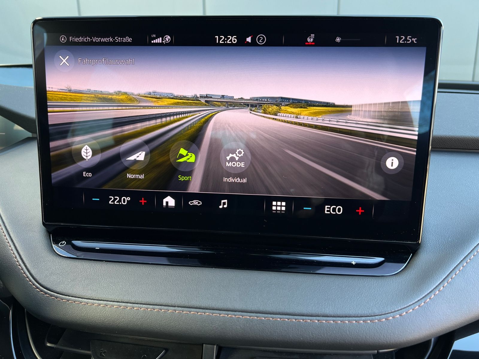 Fahrzeugabbildung SKODA Enyaq iV 80 Founders Edition *Wärmepumpe, Navi,