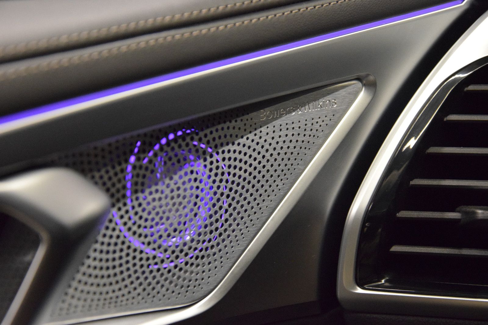 Fahrzeugabbildung BMW 840i M Sport Pro Cabrio HuD Sitzlklima Laser B&W