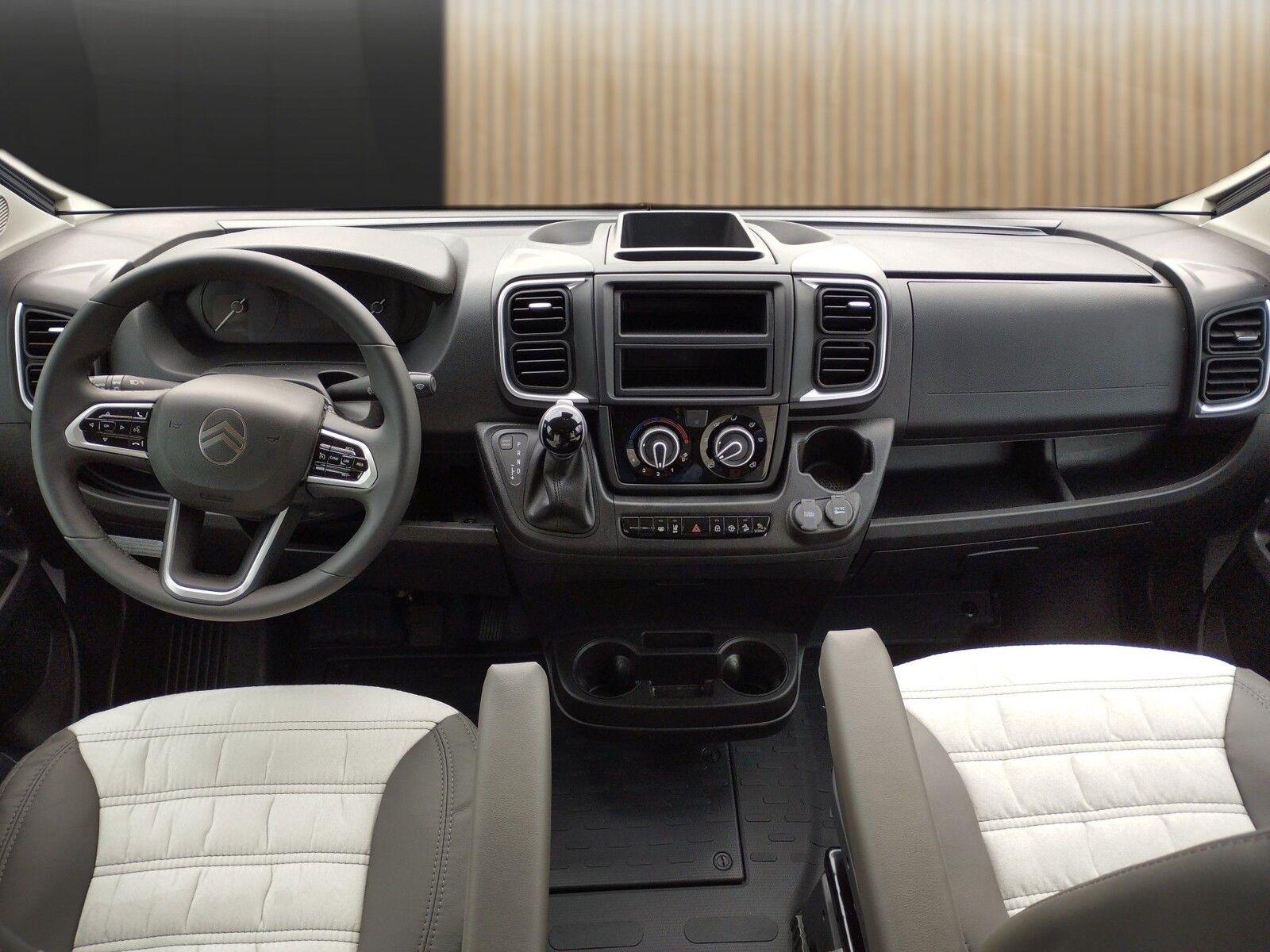 Fahrzeugabbildung Sunlight Adventure Cliff 600 Automatik, Dörr Edition, LTE