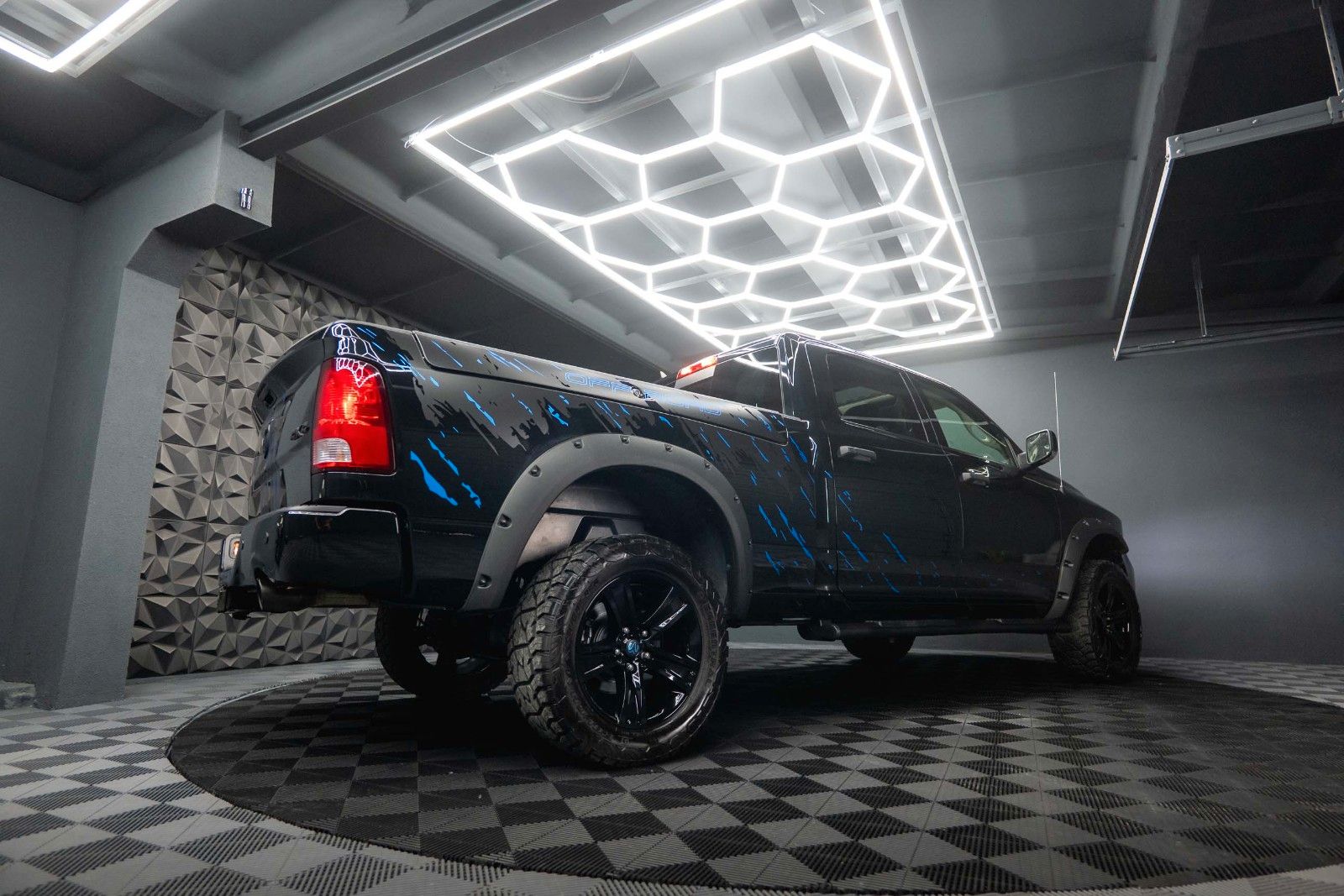 Fahrzeugabbildung Dodge RAM 5.7 V8 HEMI 4x4 OFFROAD Night LONGBED RAMBOX