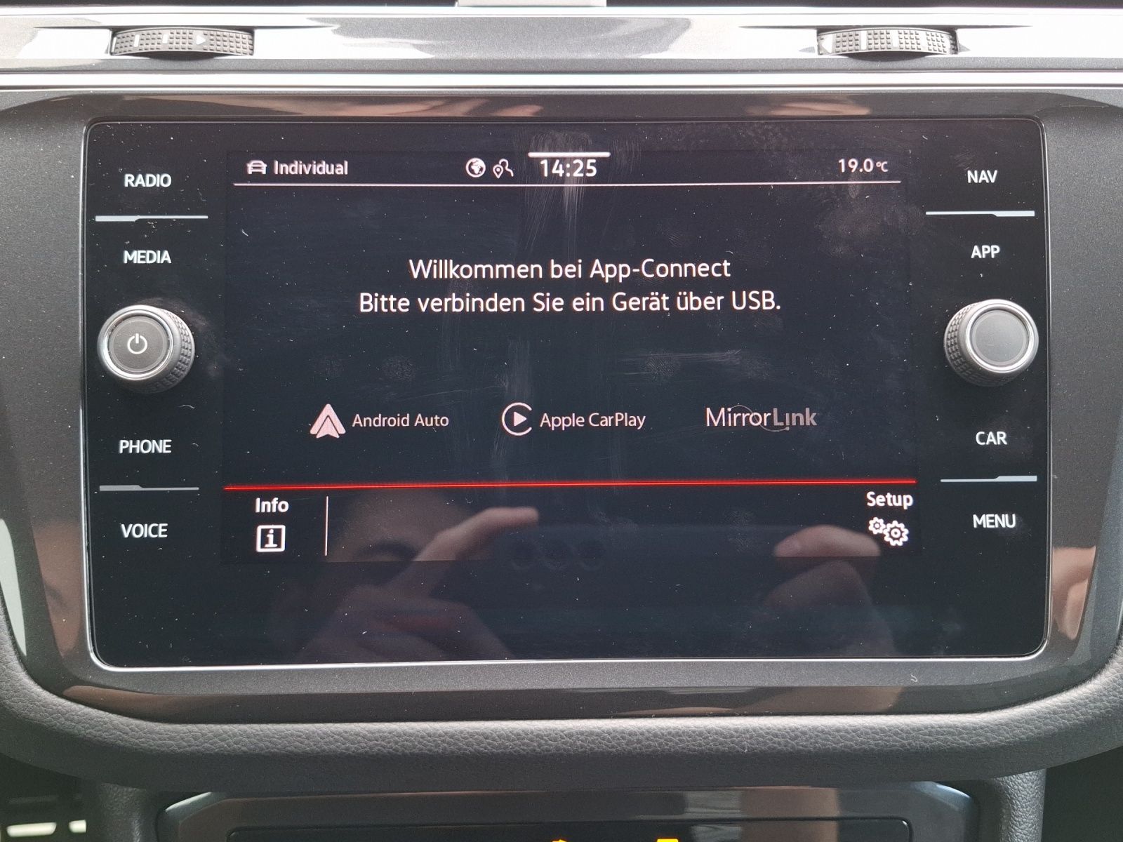 Fahrzeugabbildung Volkswagen Tiguan TSI R-Line DSG 4M Matrix AHK Navi AID ACC