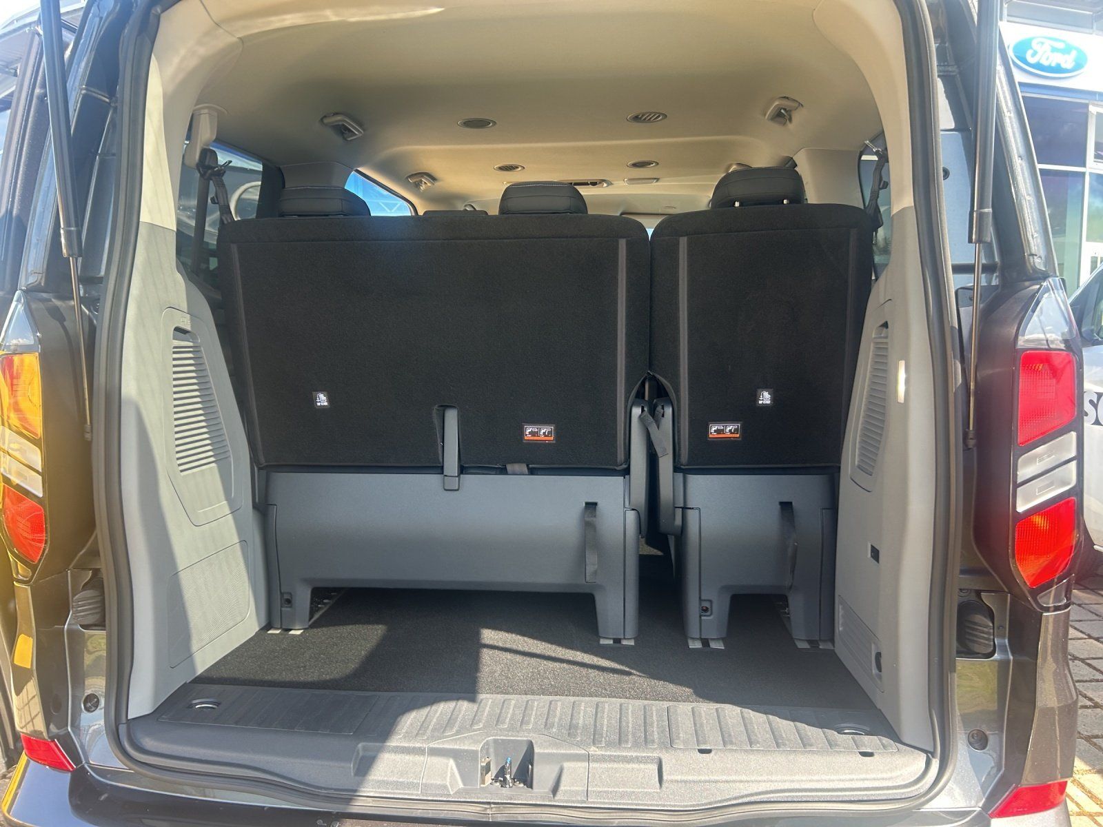 Fahrzeugabbildung Ford Tourneo Custom Autom. L2 AHK 3 Zo. Klima. Tech.5