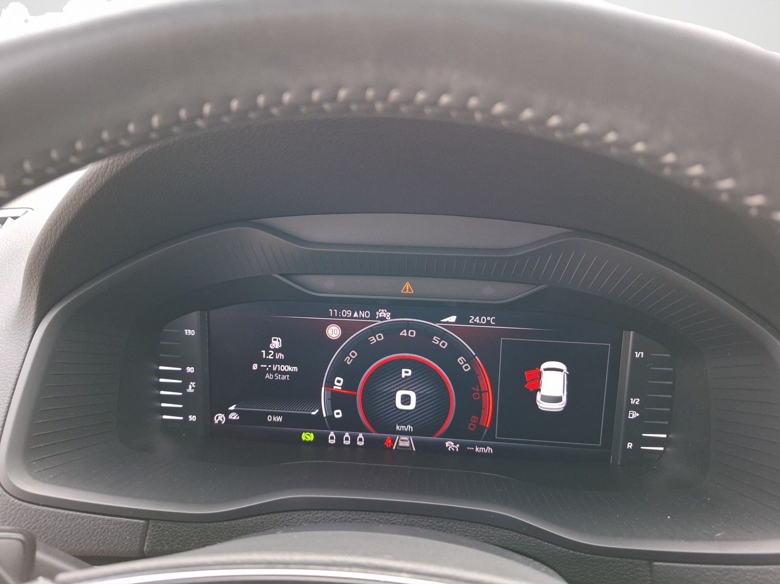 SKODA Karoq 2.0 TSI Sportline 4x4 DSG / PANORAMA / ACC - Image 12