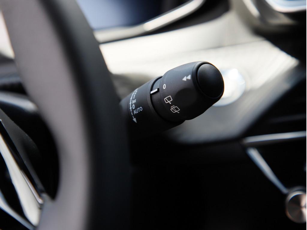 Peugeot 2008 1.2 Hybrid 145 Allure PDC SHZ KAMERA NAVI