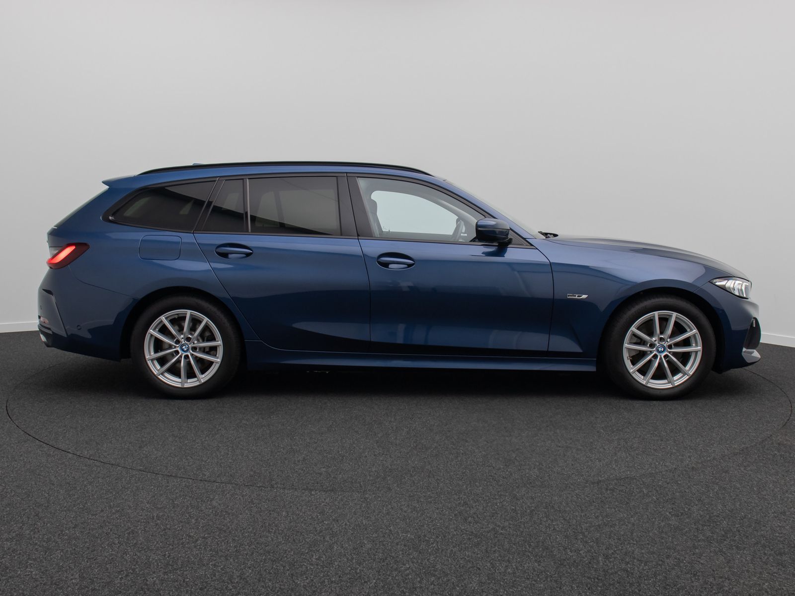 Fahrzeugabbildung BMW 320e HUD Alarm DAB Kamera GeschwindigReg Widscre
